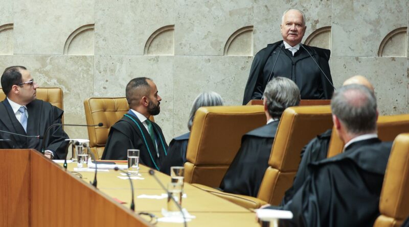 STF não deixará de julgar leis que afrontam a Constituição, diz Fachin