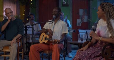Samba na Gamboa: roda do Poeira Pura mescla hits do gênero e bate-papo