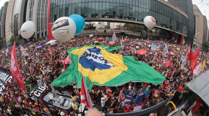 São Paulo tem 42 mil pessoas em ato contra PEC da Blindagem e anistia