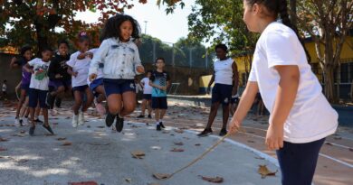 Sem celulares, desempenho escolar e socialização melhoram no Rio
