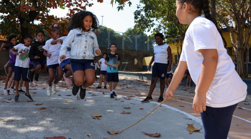 Sem celulares, desempenho escolar e socialização melhoram no Rio