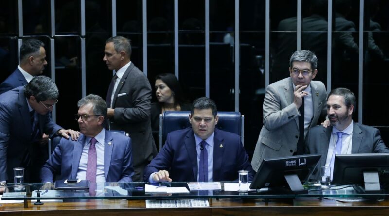 Senado aprova retirada de despesas com tarifaço do teto de gastos
