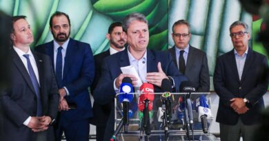 Tarcísio instala gabinete de crise e nega ligação do PCC com metanol