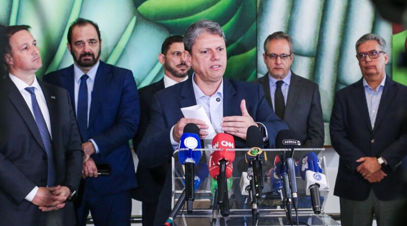 Tarcísio instala gabinete de crise e nega ligação do PCC com metanol