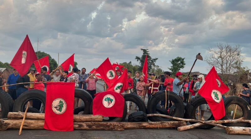 Tocantins: MST bloqueia rodovia para cobrar desapropriação de área