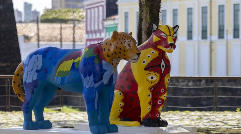 Belém vira galeria a céu aberto com estátuas de onças coloridas