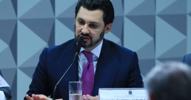 CPMI do INSS: empresário responde a relator, mas se cala para comissão