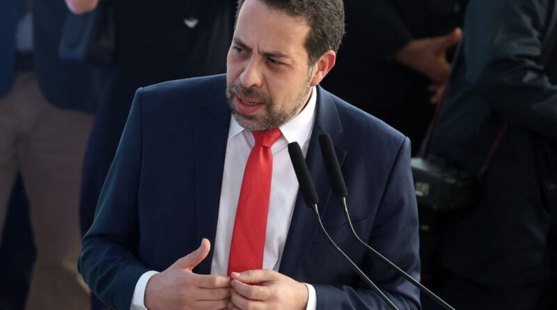 Cabeça do crime organizado não está no barraco da favela, diz Boulos