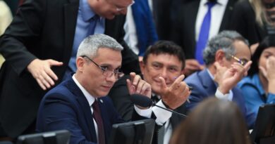 Câmara aprova suspensão de ação no STF contra Gustavo Gayer