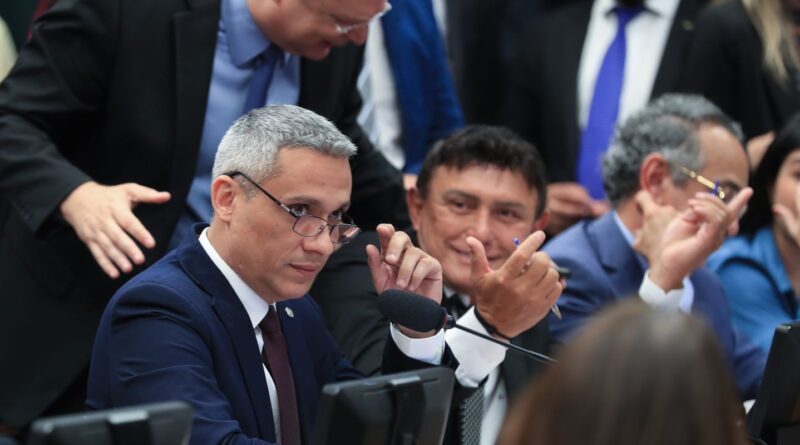 Câmara aprova suspensão de ação no STF contra Gustavo Gayer