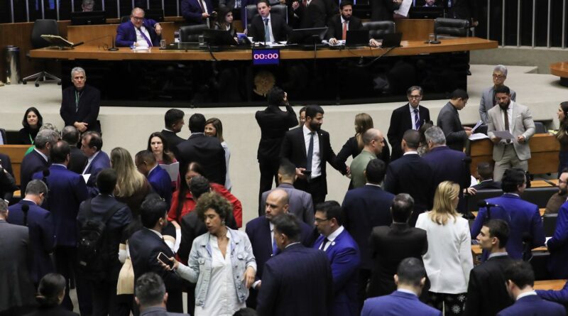 Câmara aumenta penas para crimes como extorsão e escudo humano