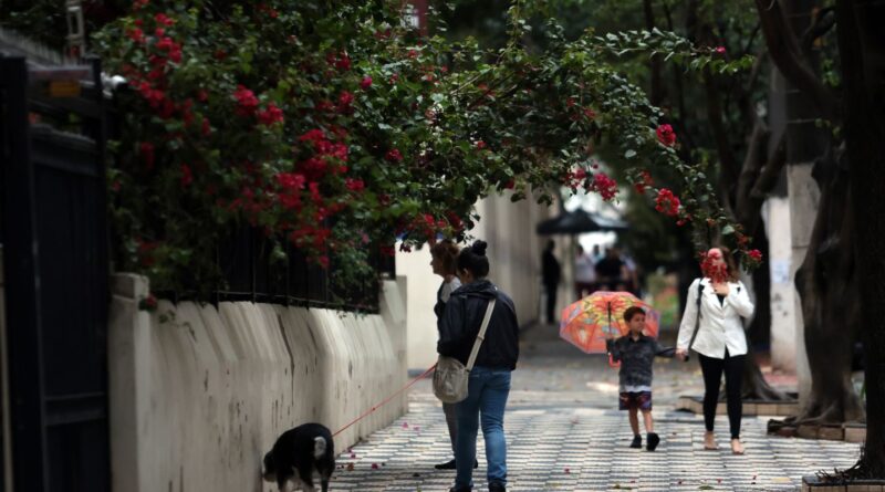 Capital paulista amanhece com céu encoberto e chuva