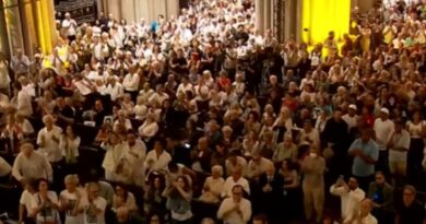 Catedral da Sé recebe centenas de pessoas em homenagem a Vladimir Herzog