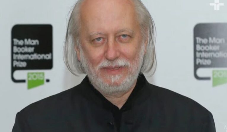 "É um fluxo de consciência muito brutal", diz editora sobre novo vencedor do Nobel de Literatura 2025