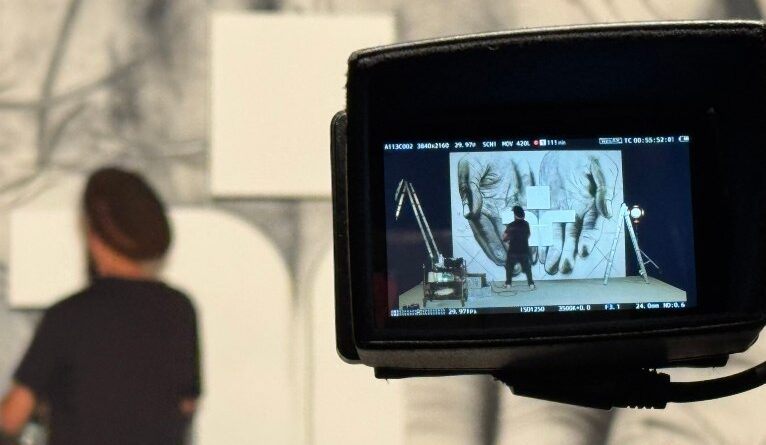 Eduardo Kobra participa de campanha na TV Cultura; assista aos bastidores