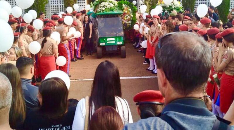 Enterro de jovem esfaqueado no DF é marcado por pedido de justiça