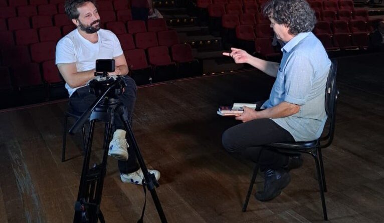 Entrelinhas, da TV Cultura, entrevista Gregório Duvivier e faz homenagem a Plínio Marcos nesta sexta (24)