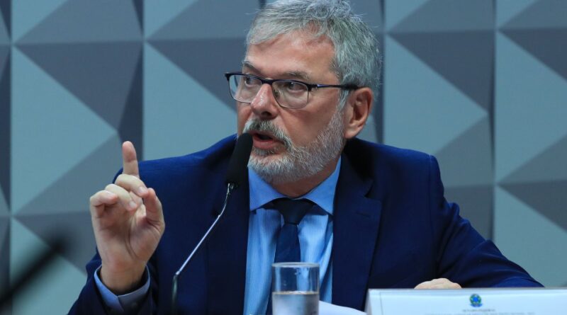 Ex-diretor do INSS nega vínculo político em depoimento à CPI