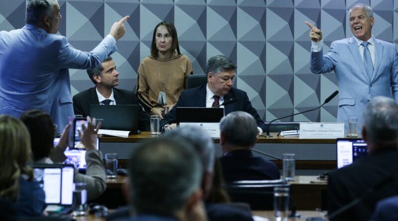 Ex-presidente do INSS se nega a responder perguntas de relator da CPI 