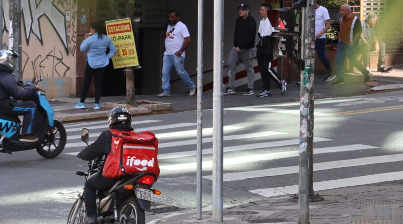 Fachin adia por 30 dias votação de vínculo entre motoristas e apps