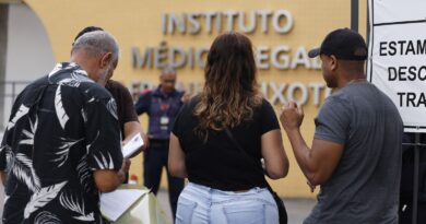 Famílias se cadastram para reconhecer corpos no IML do Rio