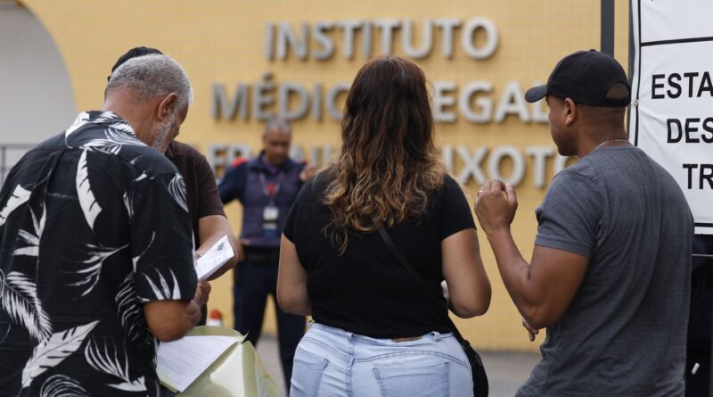 Famílias se cadastram para reconhecer corpos no IML do Rio