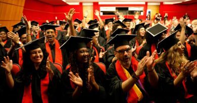 Formandos da Universidade das Quebradas celebram periferia na ABL