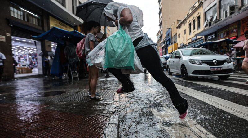 Frente fria muda o tempo e favorece chuvas no estado de São Paulo