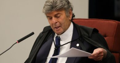 Fux pede vista e suspende julgamento de recurso de Moro no STF