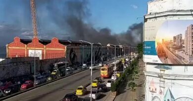 Incêndio atinge barracão de escola de samba na zona portuária do Rio