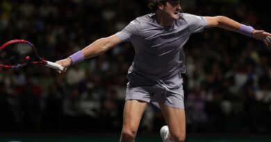 João Fonseca vence Shapovalov na estreia do Masters 1000 de Paris