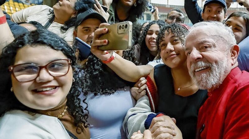 Lula: educação e política são pilares para país ter um futuro melhor