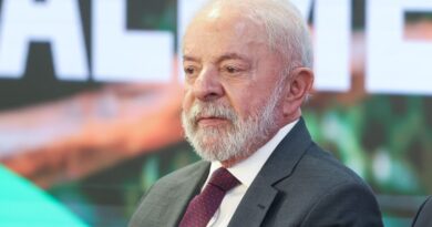 Lula troca de avião após falha no motor antes de voo no Pará
