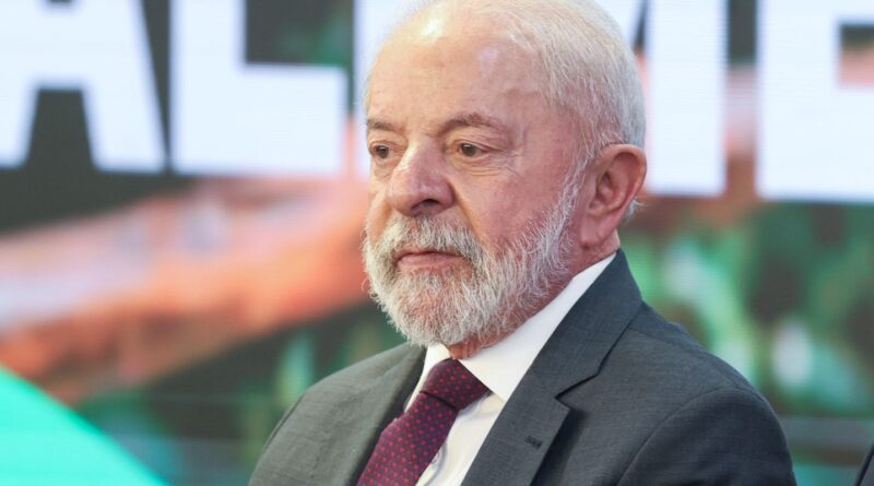 Lula troca de avião após falha no motor antes de voo no Pará