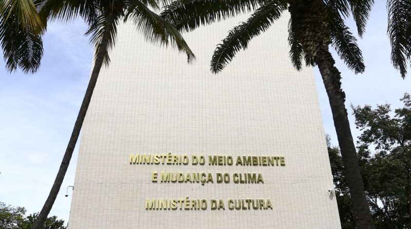 MinC quer transformar escolas de samba em pontos de cultura