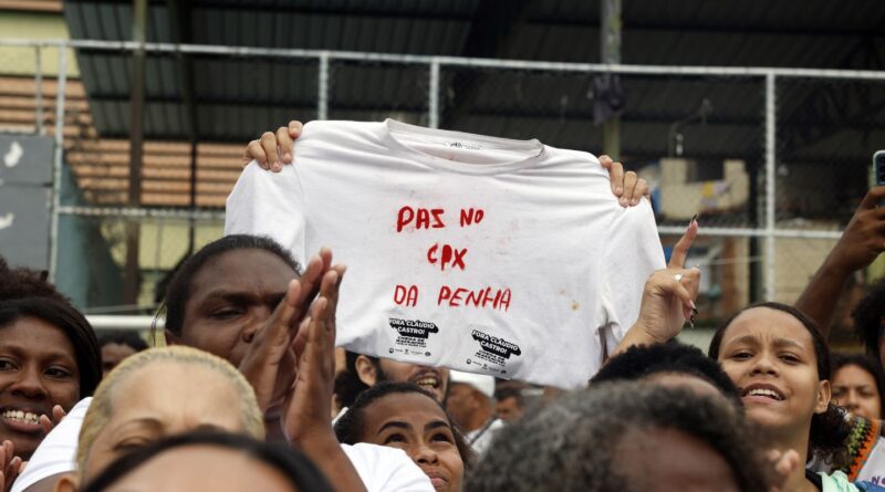 Moradores de favelas protestam no Rio após megaoperação com 121 mortos