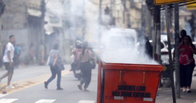 Moradores retiram cerca de 50 corpos em área de mata após operação