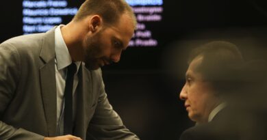 Moraes manda DPU assumir defesa de Eduardo Bolsonaro no STF