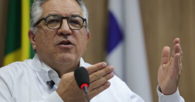 "Não vamos negar aos nossos filhos o direito à vacina", diz Padilha