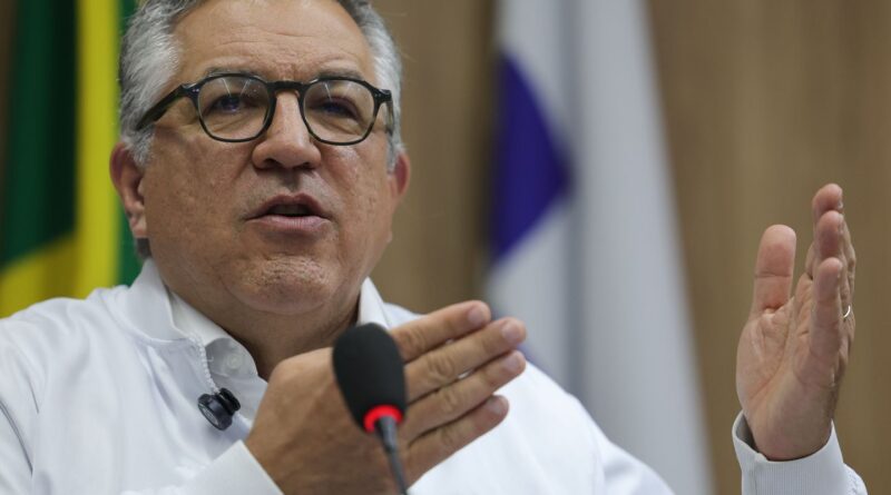 "Não vamos negar aos nossos filhos o direito à vacina", diz Padilha