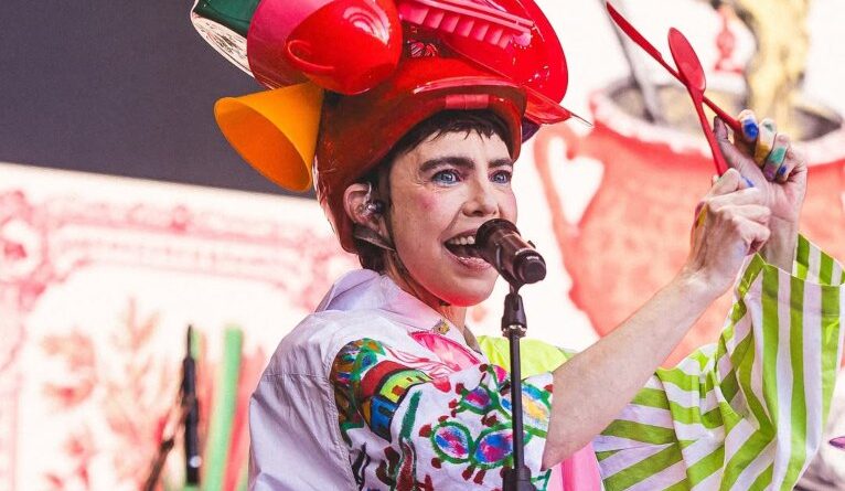 "Partimpim" fala com crianças apesar de não ser infantil, diz Adriana Calcanhotto