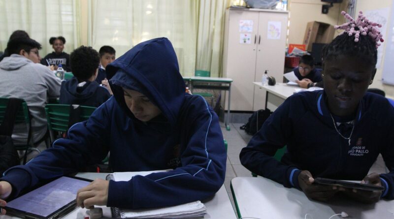 Professores no Brasil usam mais IA que média dos países da OCDE