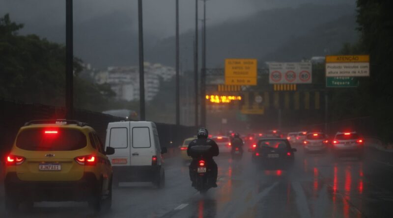Rio tem alerta de chuva, ventos e ressaca do mar nas próximas horas