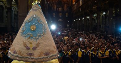 Romaria fluvial antecede procissão do Círio de Nazaré, em Belém