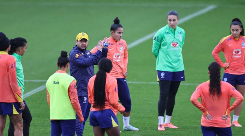 Seleção feminina realiza primeiro treino para amistosos na Europa
