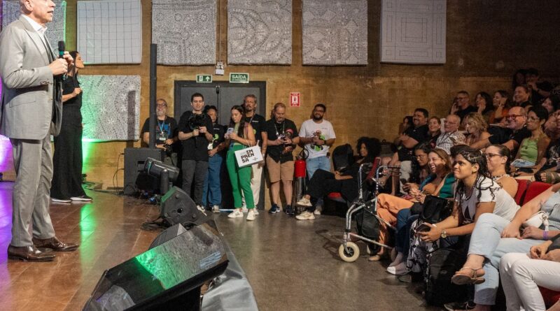 Tecnologia é ferramenta, não garantia de educação, diz Karnal no Rec’n’Play