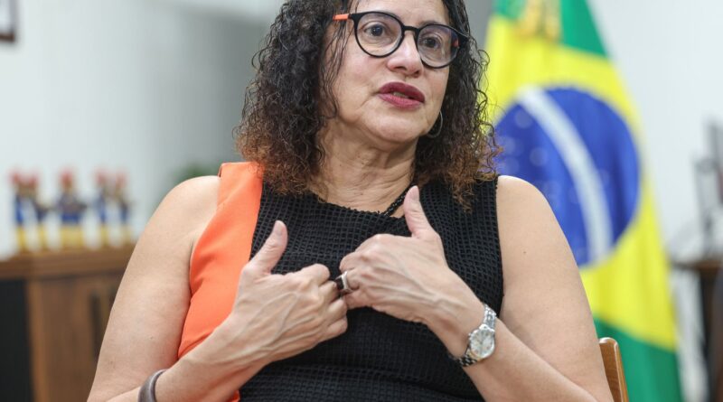 Vacina brasileira de covid ajuda a combater negacionismo, diz ministra