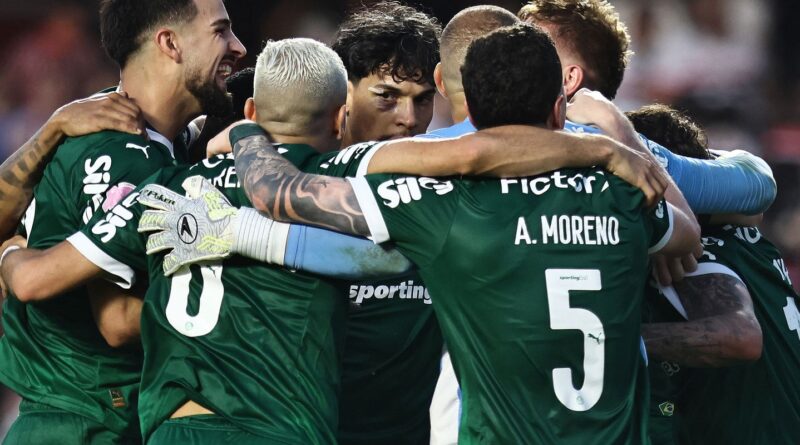 Virada e derrota rubro-negra levam Palmeiras à ponta do Brasileirão