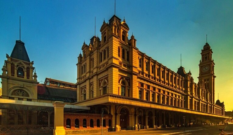 onde o idioma deixa de ser estático e se torna uma experiência sensorial