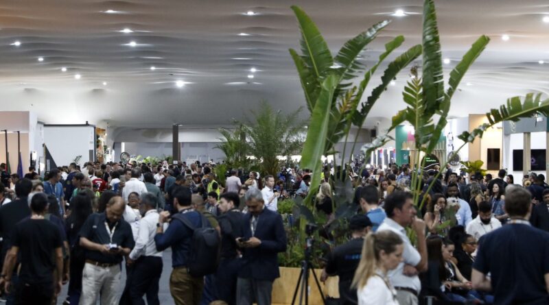 A poucas horas do fim da COP30, negociações prosseguem em Belém